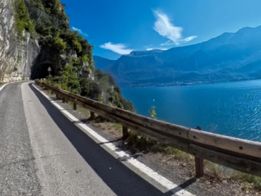 Vista della Strada della Forra sul Lago di Garda con curve panoramiche scavate nella roccia